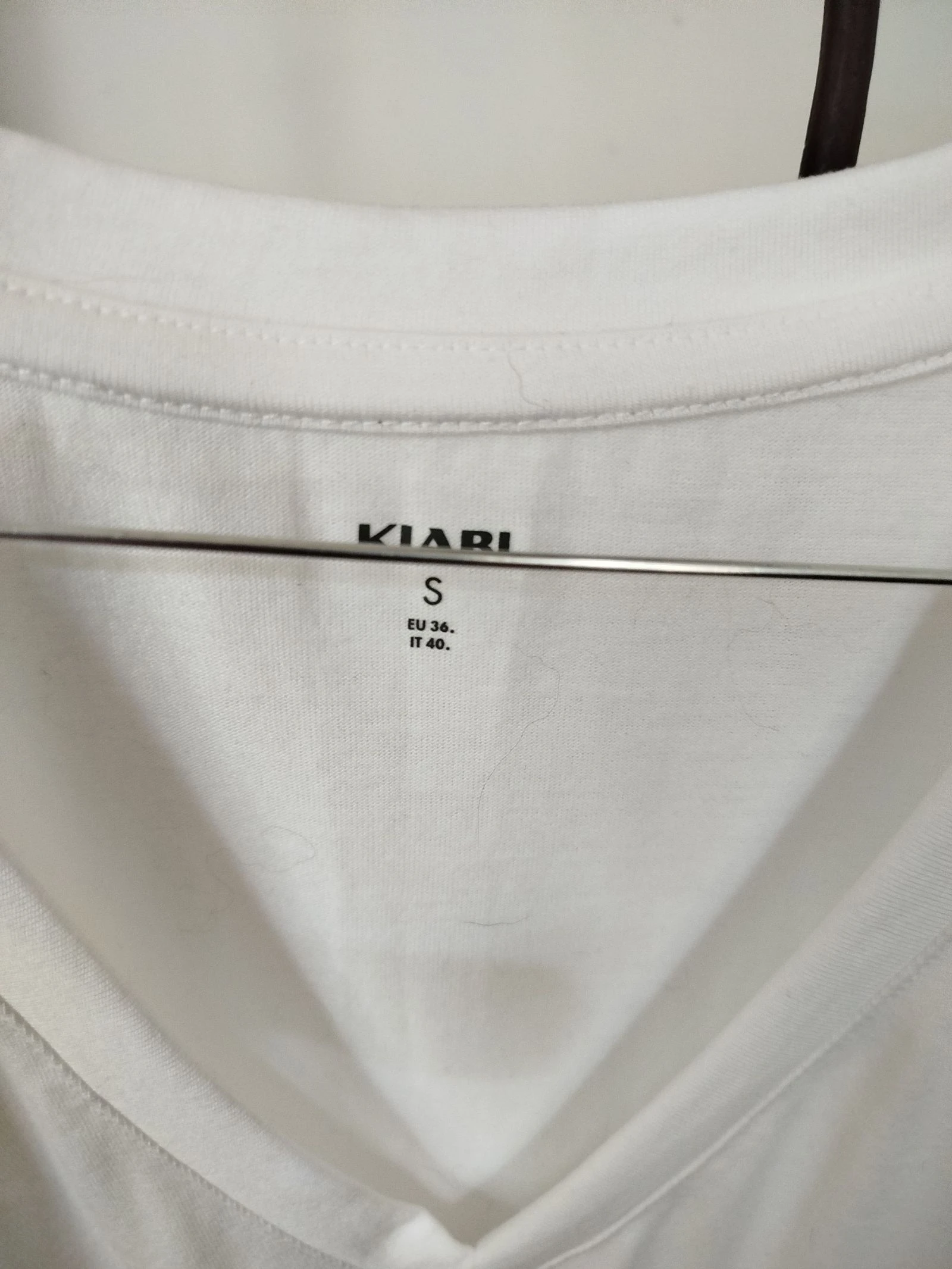 T-shirt nova branca gola V – photo 3